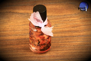 Różowy olejek Magoi Agni do namaszczania świec, talizmanów, kamieni - miłość, przyjaźń, namiętność