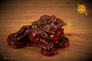 Żaba trójnoga czerwona siedząca na stosie monet - pomnażająca pieniądze