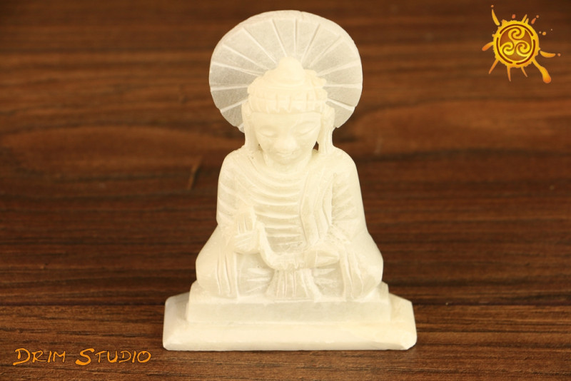 Budda medytujący figurka z kamienia indyjskiego