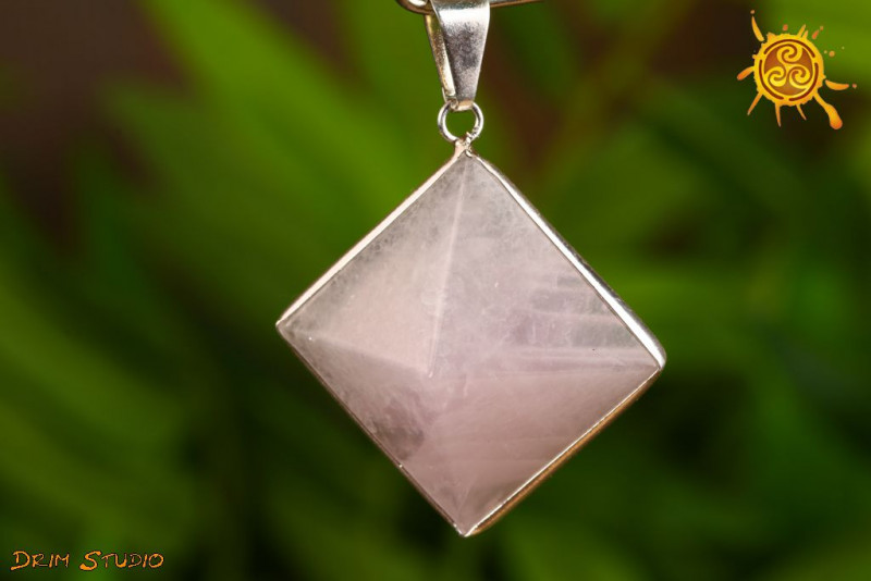 Kwarc Różowy piramida wisior oprawiony w metal - symbol wznoszenia