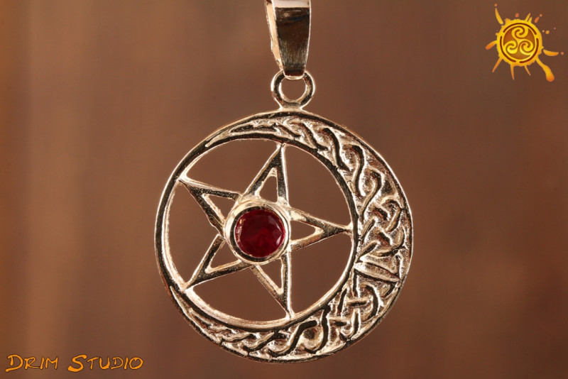 Pentagram z rubinem WISIOR srebro - chroni przed siłami zła, zawiścią, zazdrością