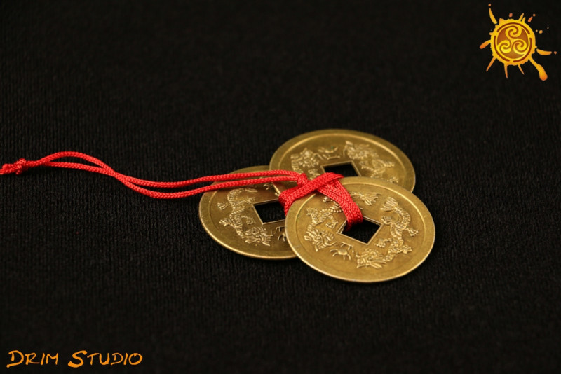 Trzy chińskie monety związane czerwonym sznureczkiem śr. 3,8cm